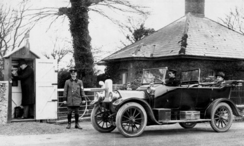 1913 AA Phonebox, AA member calling for a patrol