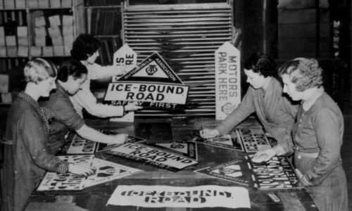 During winters of 1935/1936 the AA made signs for icy roads
